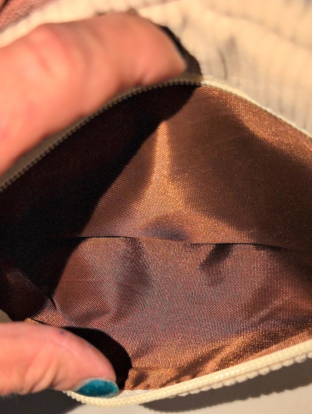 Cream Ribbed Crossbody Bag With An "R" Patch On Front - Picture 5 of 12